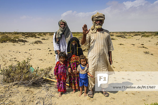Rashaida-Familie in der Wüste bei Massaua  Eritrea  Afrika