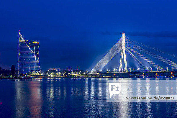 Van?u-Brücke  Zugseilbrücke  in der blauen Stunde  über den Fluss Daugave  Düna  mit dem Gebäude der Swedbank  Riga  Lettland  Europa