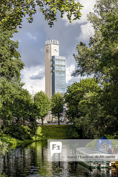 Pilsetas Kanal Stadtkanal mit Turm Uhr und Schriftzug am Hauptbahnhof Rigas Centrala Stacija Riga Lettland Europa