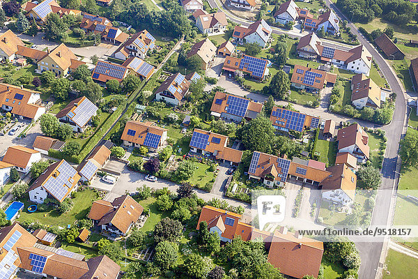 Luftaufnahme Neubaugebiet mit Photovoltaikanlagen auf den Dächern  Sünching  Bayern  Deutschland  Europa