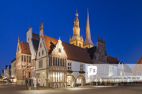 Marktplatz mit Rathaus und Kirche St. Nicolai  Lemgo  Ostwestfalen-Lippe  Nordrhein-Westfalen  Deutschland  Europa