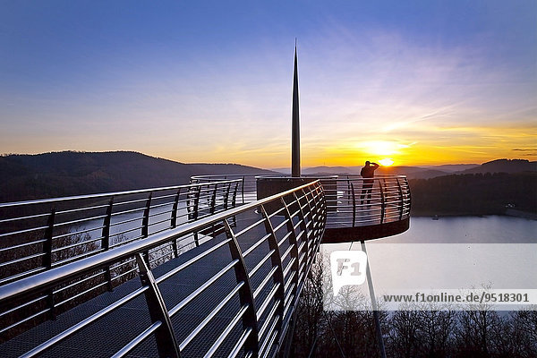 Aussichtsplattform Biggeblick mit einer Person bei Sonnenuntergang  Biggesee  Attendorn  Sauerland  Nordrhein-Westfalen  Deutschland  Europa