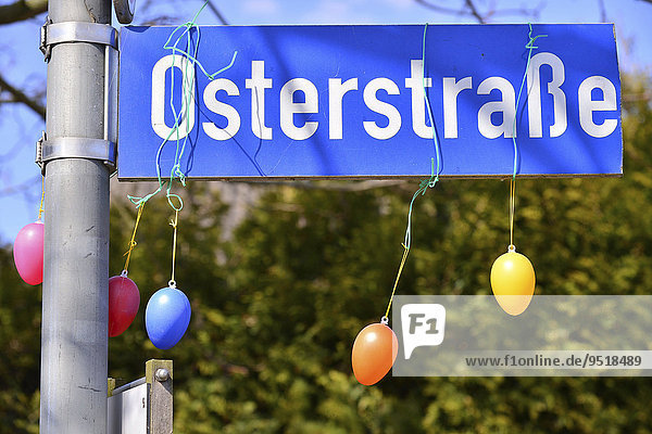 Schild Osterstrasse mit Ostereiern,  Wremen,  Niedersachsen,  Deutschland,  Europa