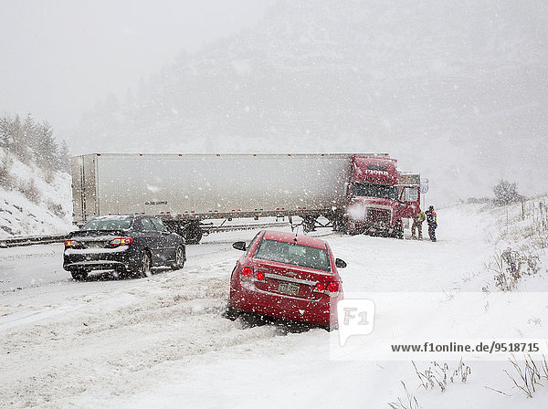 Ein querstehender Lkw blockiert die westlichen Spuren der Interstate 70  Schneesturm in den Rocky Mountains  Vail  Colorado  USA  Nordamerika
