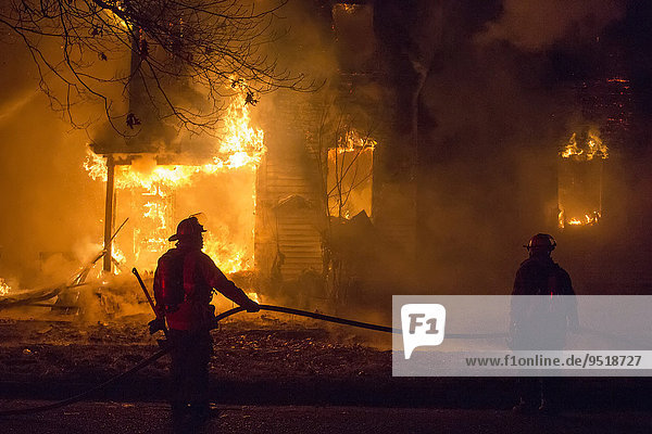 Feuerwehrmänner bekämpfen ein Feuer  das ein leerstehendes Haus in der Detroiter Morningside zerstört  Detroit  Michigan  USA  Nordamerika
