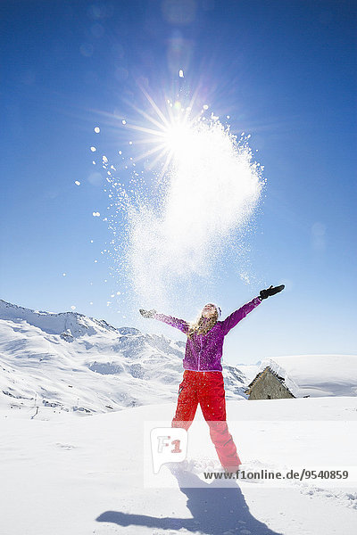 junge Frau junge Frauen werfen Schnee