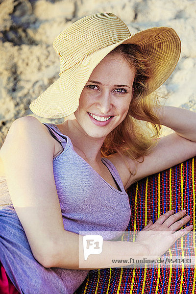 junge Frau junge Frauen Portrait lächeln Hut Kleidung