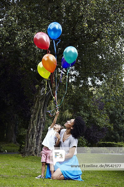 Sohn Luftballon Ballon Bündel halten Mutter - Mensch