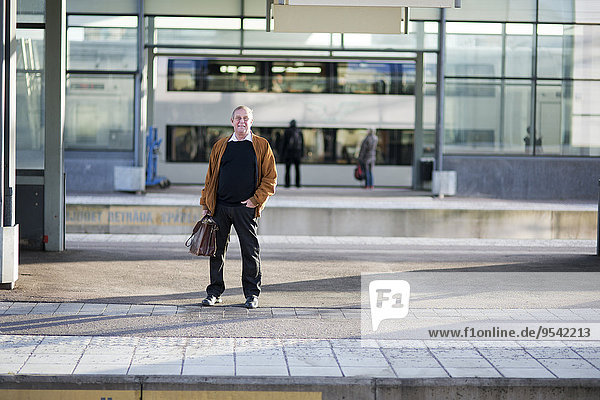 Senior Senioren Mann Haltestelle Haltepunkt Station Zug