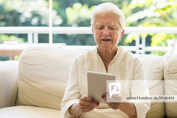 Porträt einer älteren Frau mit digitalem Tablett