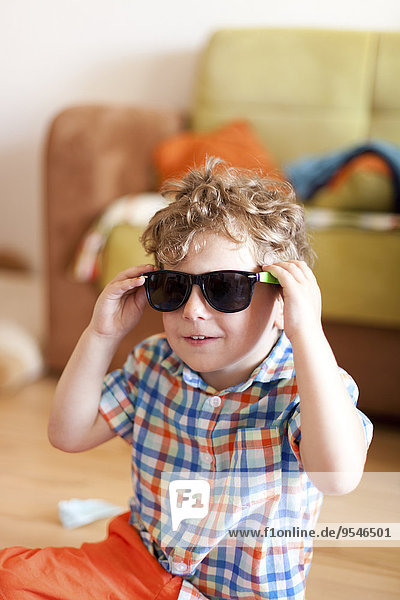 Portrait des kleinen Jungen mit Sonnenbrille
