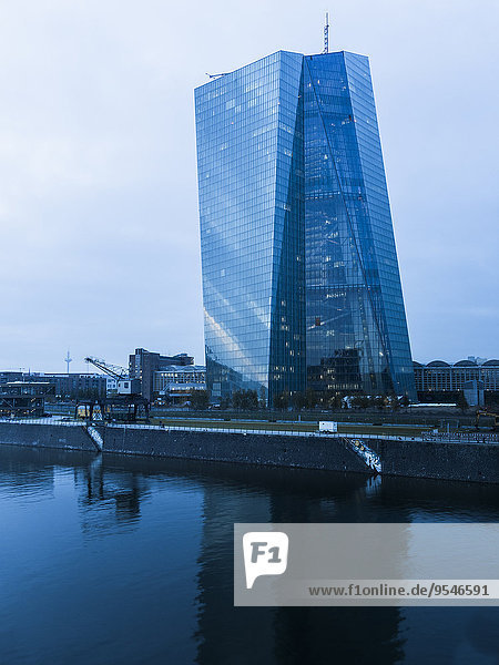 Deutschland  Hessen  Frankfurt  Blick auf die Europäische Zentralbank bei Dämmerung