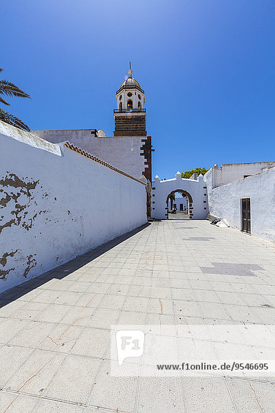 Spanien  Kanarische Inseln  Lanzarote  Teguise  Altstadt  Iglesia Nuestra Senora de Guadalupe und Stadttor