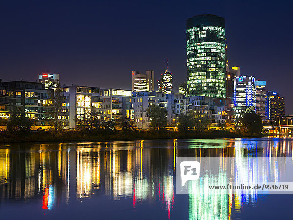 Deutschland  Hessen  Frankfurt  Blick vom Theodor-Stern-Quai  Westhafenturm bei Nacht