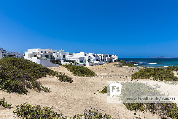 Spanien  Kanarische Inseln  Lanzarote  Los Valles  weiße Häuser am Playa de Famara