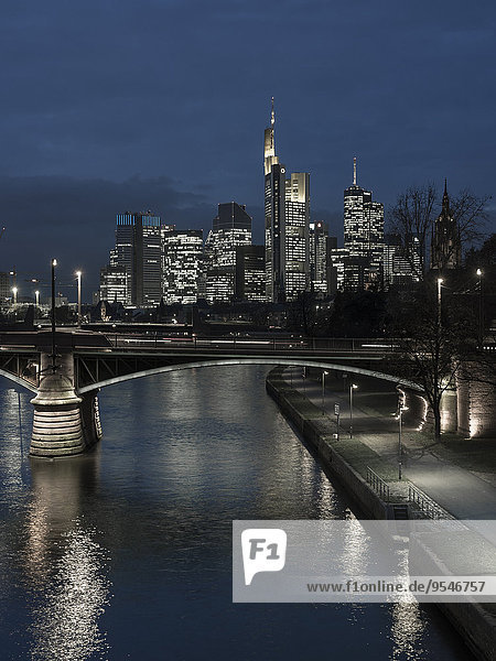 Deutschland  Frankfurt  Main mit Ignatz-Bubis-Brücke  Skyline des Finanzbezirks im Hintergrund