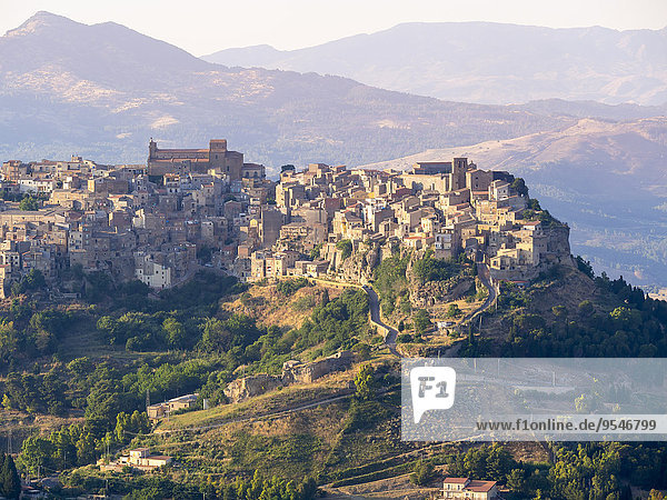 Italien  Sizilien  Provinz Enna  Blick von Enna auf das Bergdorf Calascibetta