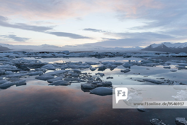 Island  Joekulsarlon  Gletschersee im Abendlicht