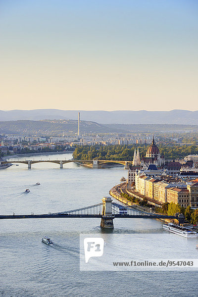 Ungarn  Budapest  Blick auf die Donau  Kettenbrücke und Parlamentsgebäude  Margaretenbrücke und Margareteninsel