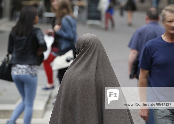 Frau gehen Straße Großstadt Schleier Kleidung Geographie Hidschab Elsass Juni Straßburg