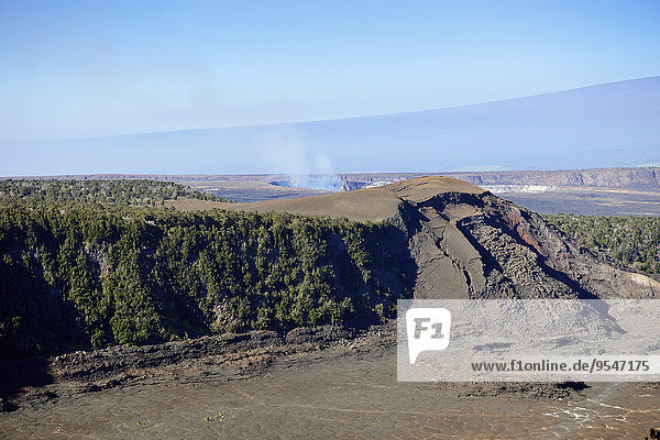 USA  Hawaii  Big Island  Vulkane Nationalpark  Kilauea Iki und Halema'uma'u Krater mit Mauna Loa