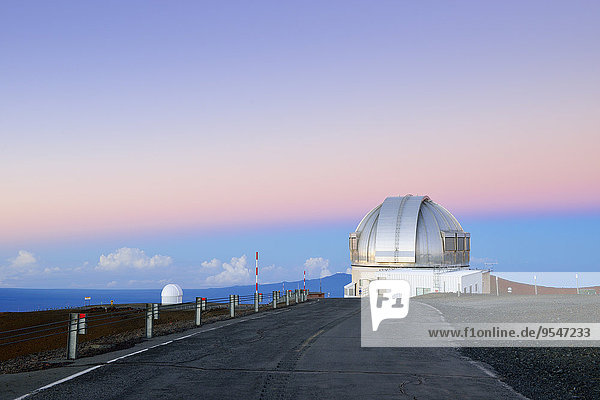 USA  Hawaii  Big Island  Mauna Kea  Blick auf das Observatorium bei Morgendämmerung