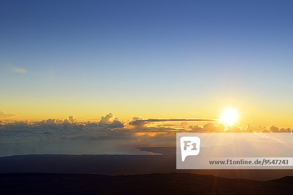 USA  Hawaii  Big Island  Mauna Kea  Sonnenaufgang über Hilo