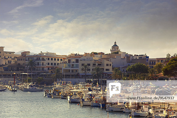 Spanien  Balearen  Mallorca  Blick auf die Marina von Cala Ratjada