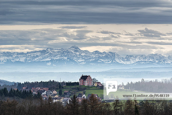 Deutschland  Baden-Württemberg  Landkreis Konstanz  Blick über Bodanrück zum Schloss Freudental  im Hintergrund Schweizer Alpen mit Saentis  Föhnwolken