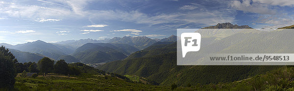 Frankreich Midi-Pyrenäen Hautes-Pyrenäen Blick auf die Pyrenäen Panorama