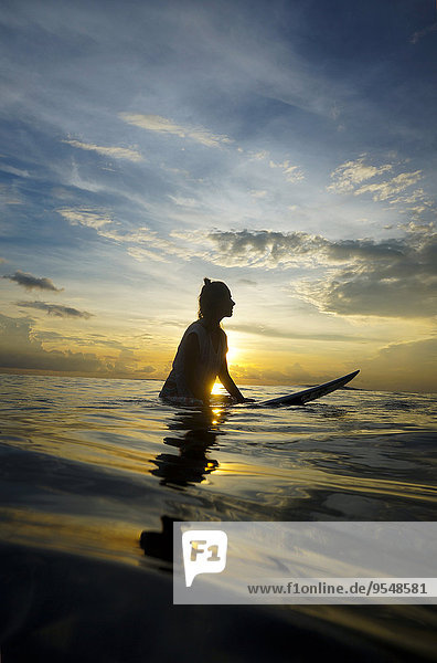 Indonesien,  Bali,  Canggu,  Silhouette der Surferin bei Dämmerung
