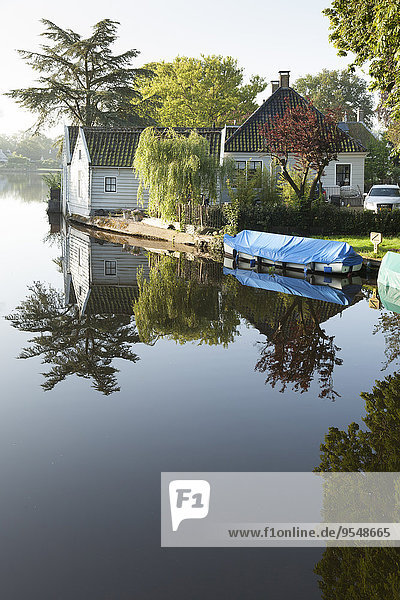 Niederlande  Waterland  Broek  Ijsselmeer  Haus und Boot am Seeufer