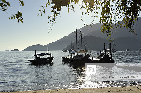 Brasilien  Staat Rio de Janeiro  Ilha Grande  Fischerboote am Strand