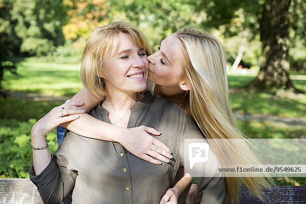 Erwachsene Tochter küssend Mutter im Park