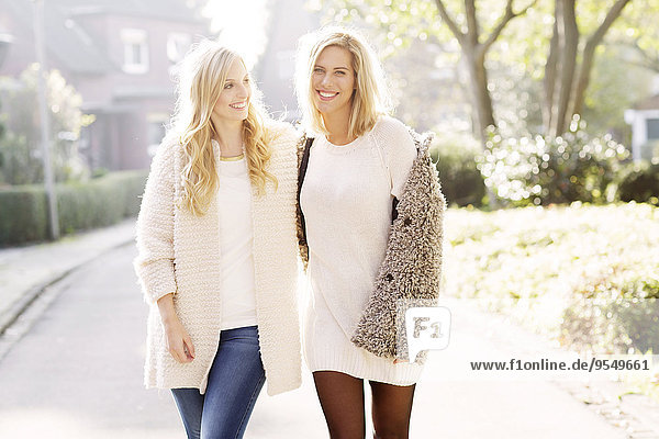 Zwei lächelnde blonde Frauen haben Spaß zusammen