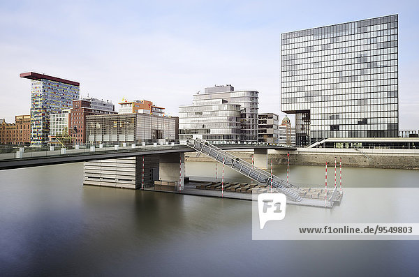 Deutschland  Nordrhein-Westfalen  Düsseldorf  Blick zum Medienhafen mit Grand Hyatt Hotel