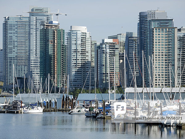 Kanada  British Columbia  Vancouver  Marina mit Booten vor Wolkenkratzern