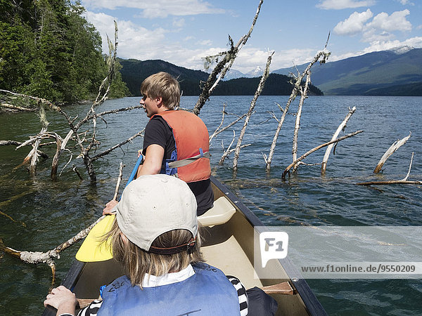 Kanada  British Columbia  Wells Gray Provincial Park  Clearwater Lake  Kanu mit jungem Mann und reifer Frau