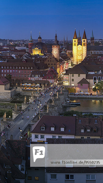 Deutschland  Bayern  Würzburg  Mittelalterliche Stadt mit historischer alter Hauptbrücke am Abend