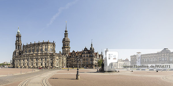Deutschland  Sachsen  Dresden  Theaterplatz mit barocker Hofkirche  Neorenaissance-Schloss und Skulptur von König Johann