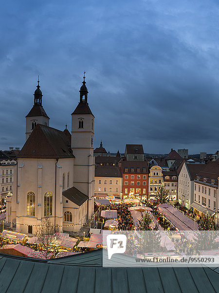 Deutschland,  Bayern,  Regensburg,  Blick auf den Weihnachtsmarkt bei Nacht