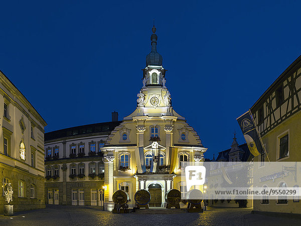 Deutschland  Bayern  Kulmbach  Rokoko Rathaus mit Bierfässern davor