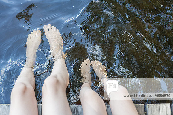 Finnland  Saimaa-See  Kinder planschende Füße im Wasser