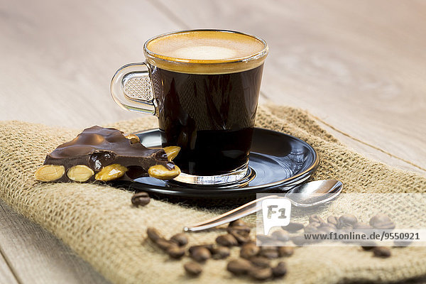 Hausgemachte dunkle Schokolade mit ganzen Nüssen  Kaffeebohnen und Espresso auf Jute