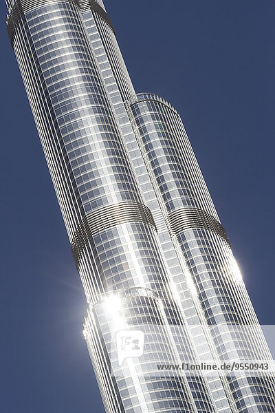 Arabien  Vereinigte Arabische Emirate  Dubai  Blick auf den Burj Khalifa vor blauem Himmel