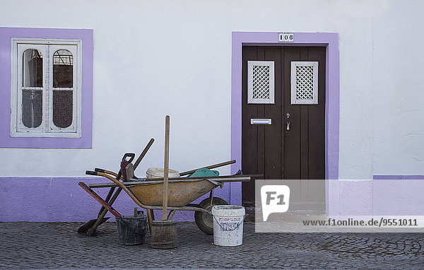 Portugal  Algarve  Tavira  Schubkarre vor einem Haus