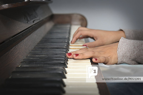 Junge Frau spielt Klavier