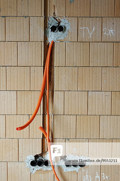 Wand mit Vorbereitung für Stromleitungen auf der Baustelle eines Wohnhauses