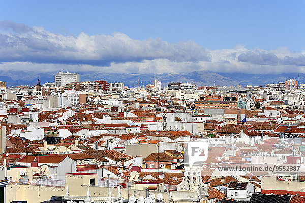 Spanien Madrid historisches Stadtzentrum Blick über die Dächer von Chueca und Justicia