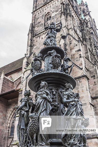 Deutschland  Nürnberg  Tugendbrunnen vor der Kirche St. Lorenz